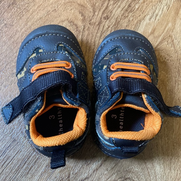 Bundle of infant mixed name brand shoes and slippers! - Picture 15 of 16